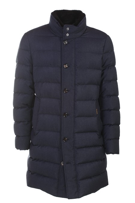 Shop MOORER  Cappotto: MOORER cappotto "ALFIERI FUR" monopetto dalla linea dritta imbottito in piuma d’oca, trapuntato a boudin. 
Corpetto trapuntato staccabile chiuso da zip in metallo a doppio cursore.
L’interno collo è impreziosito da pelliccia removibile.
Chiusura ad asola con bottoni in corno.
Tasche verticali sui fianchi. Internamente trapuntato sul lato schiena, con doppia tasca porta valori.
Composizione tessuto: Finissima flanella in puro Cachemire (100% WS) tinto filo.
La leggerezza di questo tessuto si presta per capi trapuntati.
Fabbricato in Italia.. ALFIERI FUR L-V1980BLU/GRIGIO